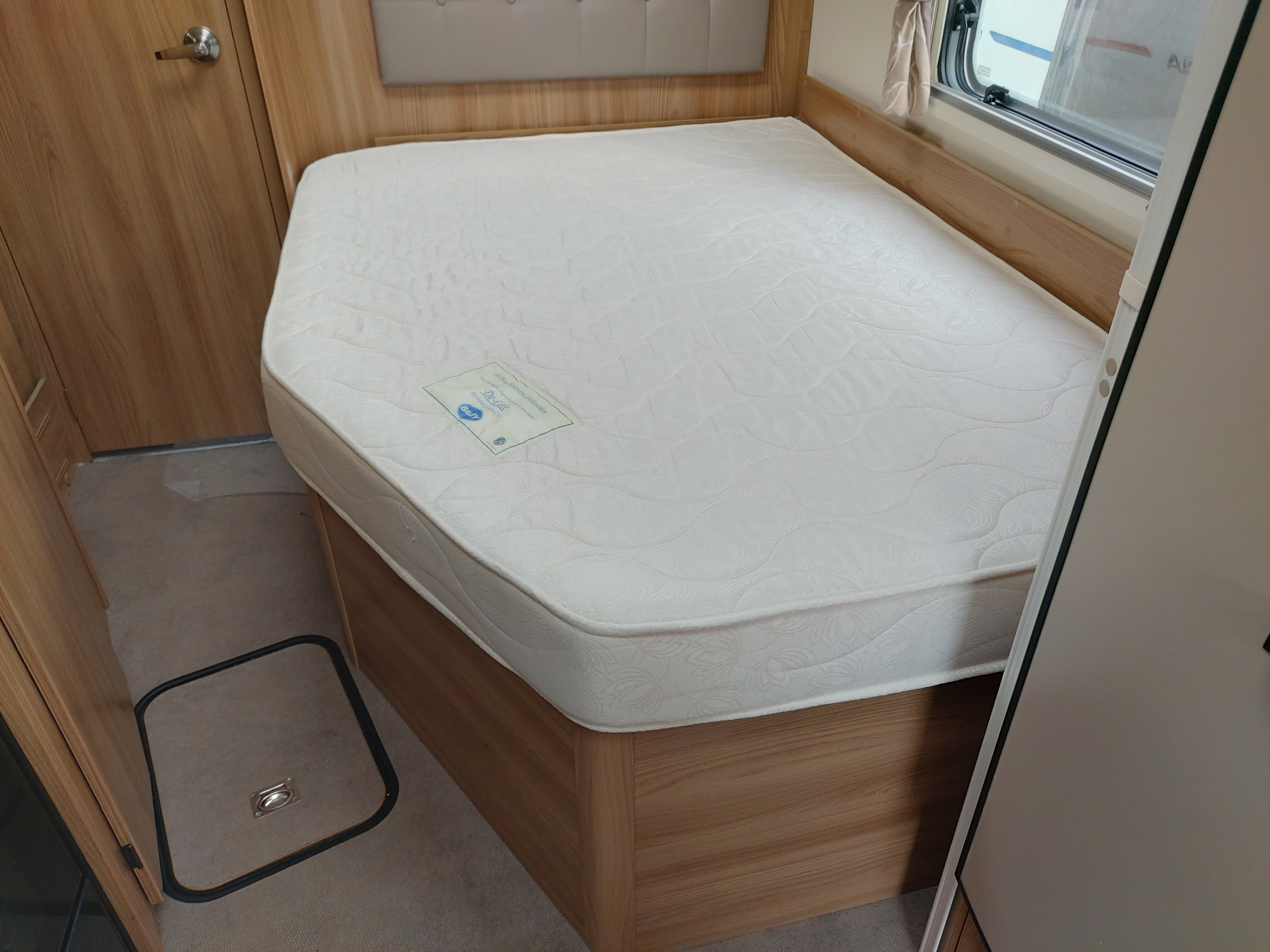 2016 Bailey Unicorn Valencia 4 Berth Fixed Bed E/Washroom Caravan, MMover, Solar