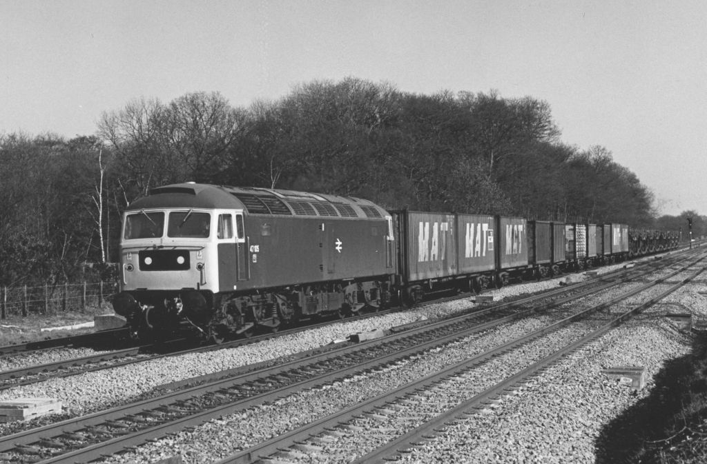 47105 passing Twyford West working a Ripple Lane-Southampton Freightliner on 4/3/80
(C Marsden)