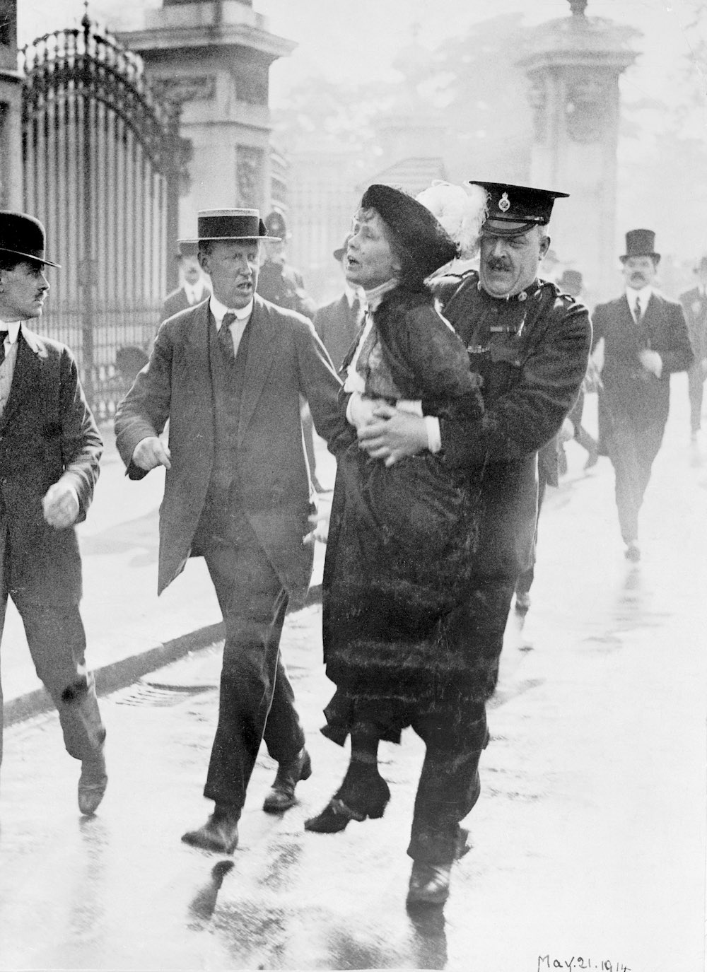 Suffragettes march on Buckingham Palace
