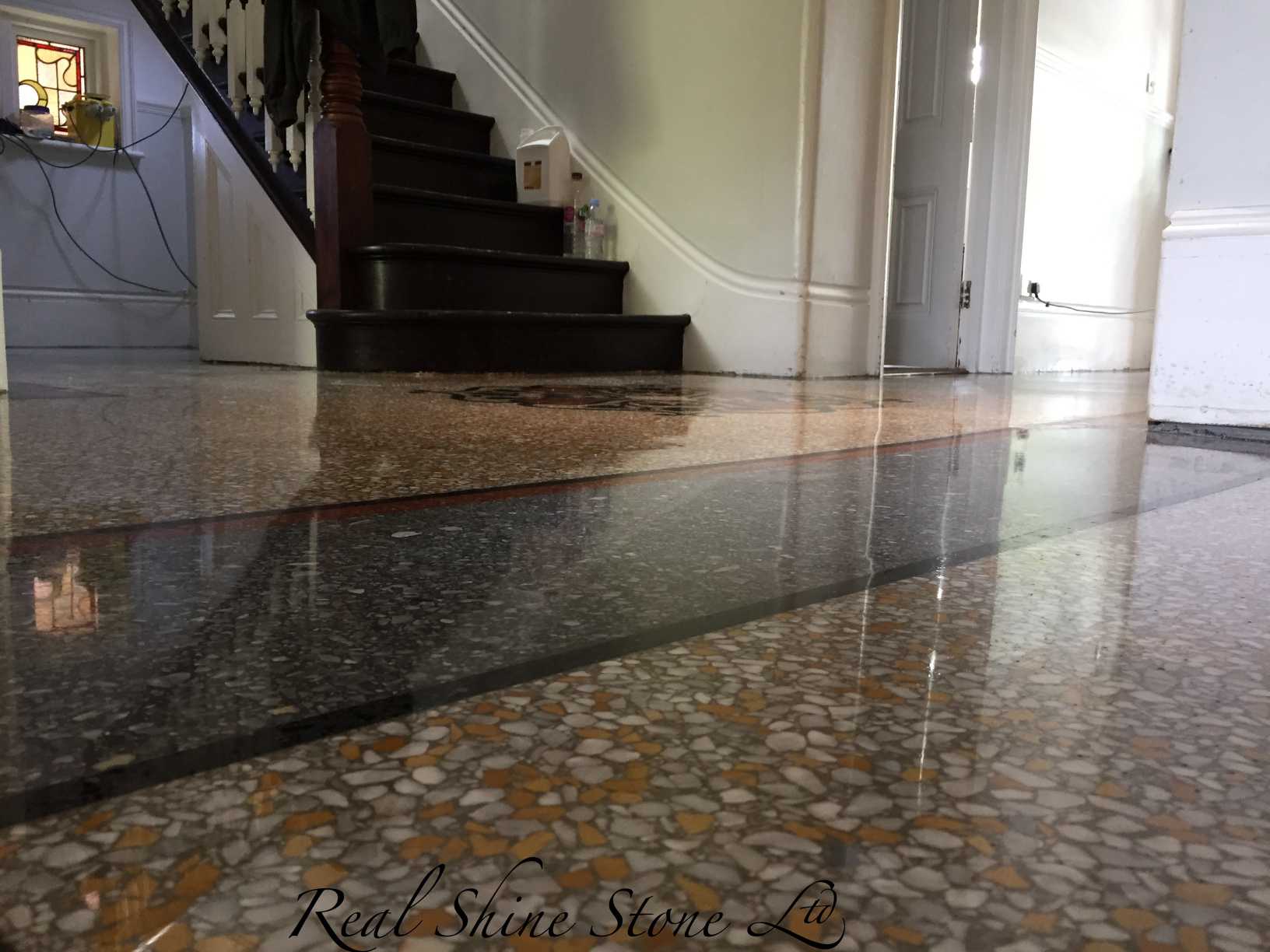 Shiny terrazzo floor - mirror finish