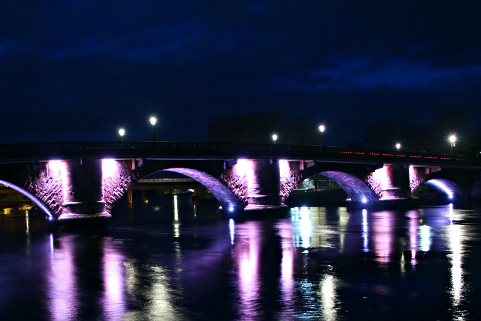 OkOld Bridge Dumbarton by night