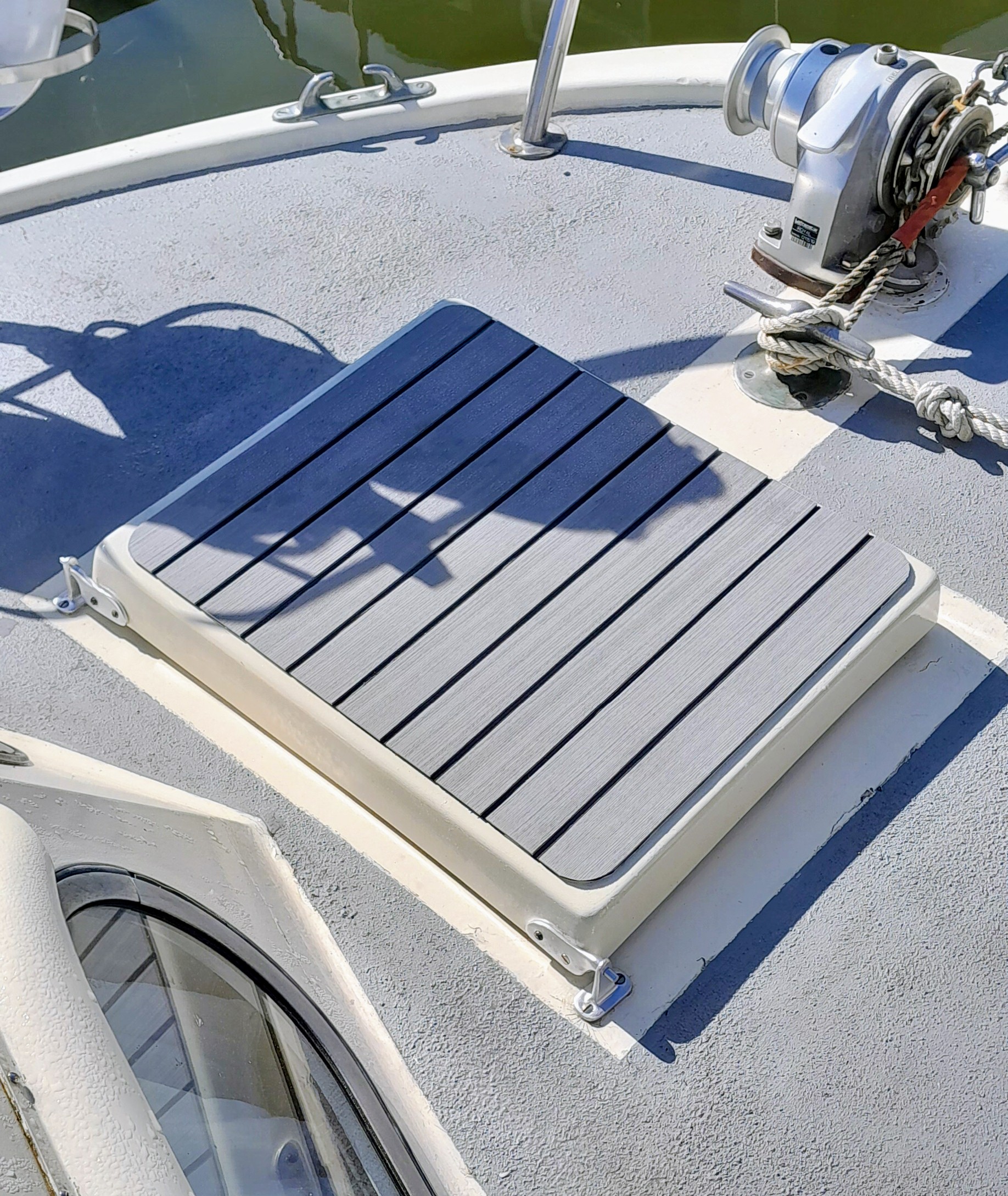 Forward deck hatch