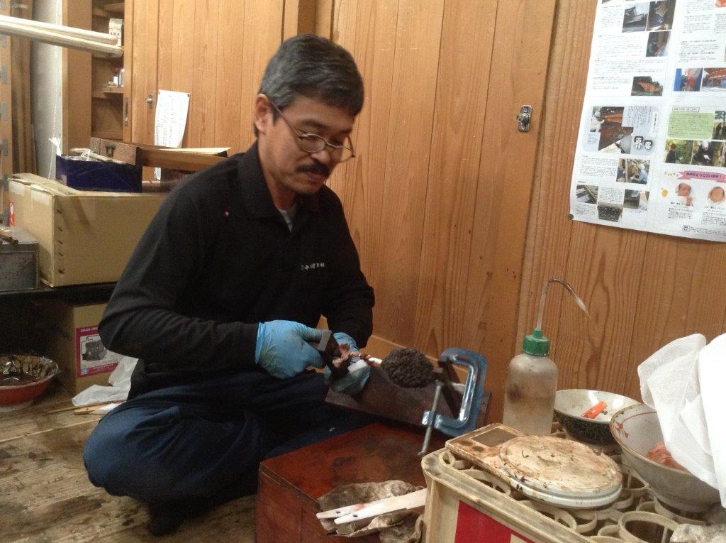 Iwamoto san of Konishi workshops preparing urushi lacquer