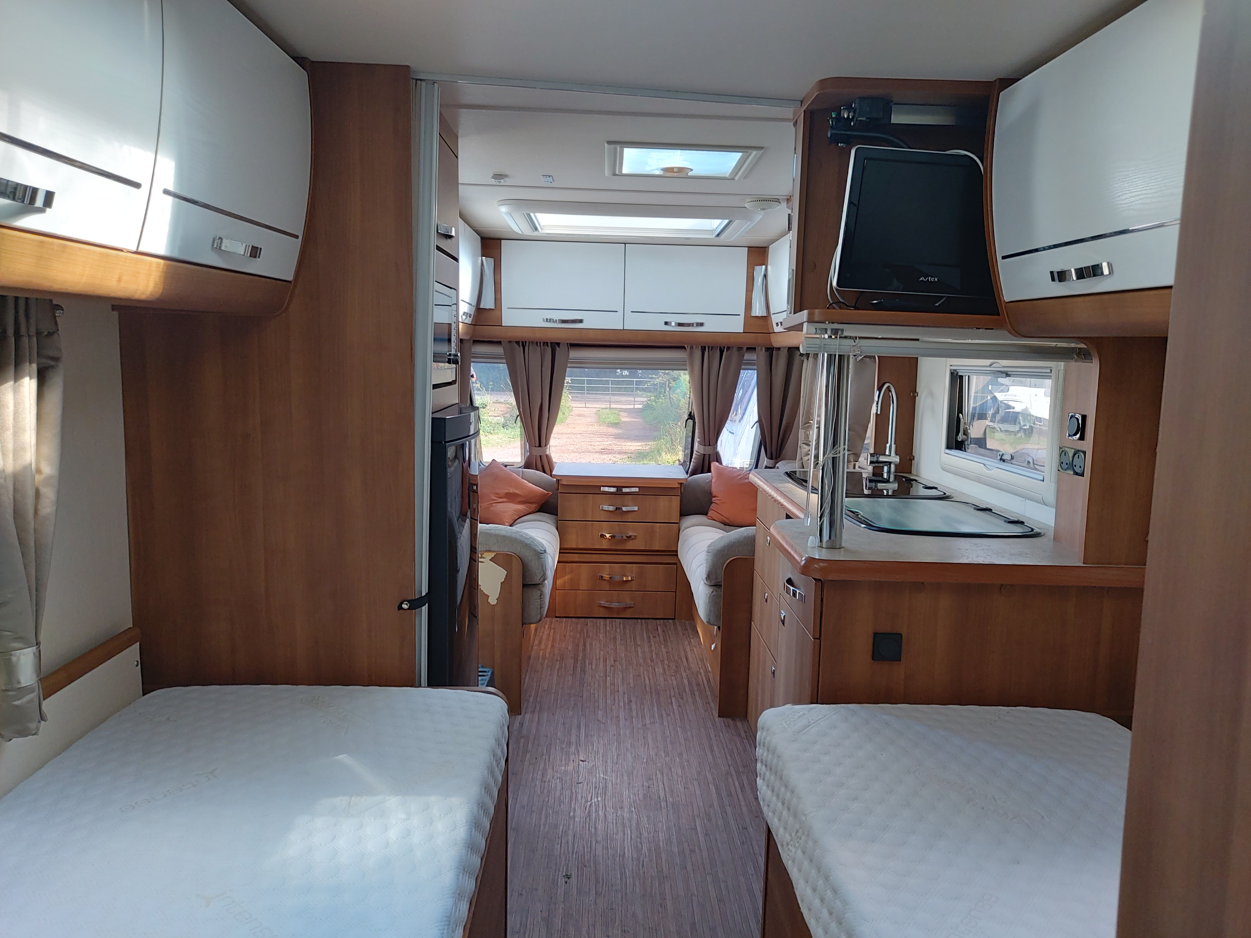 2012 Buccaneer Clipper Twin Axle Fixed Single Beds End Washroom Caravan