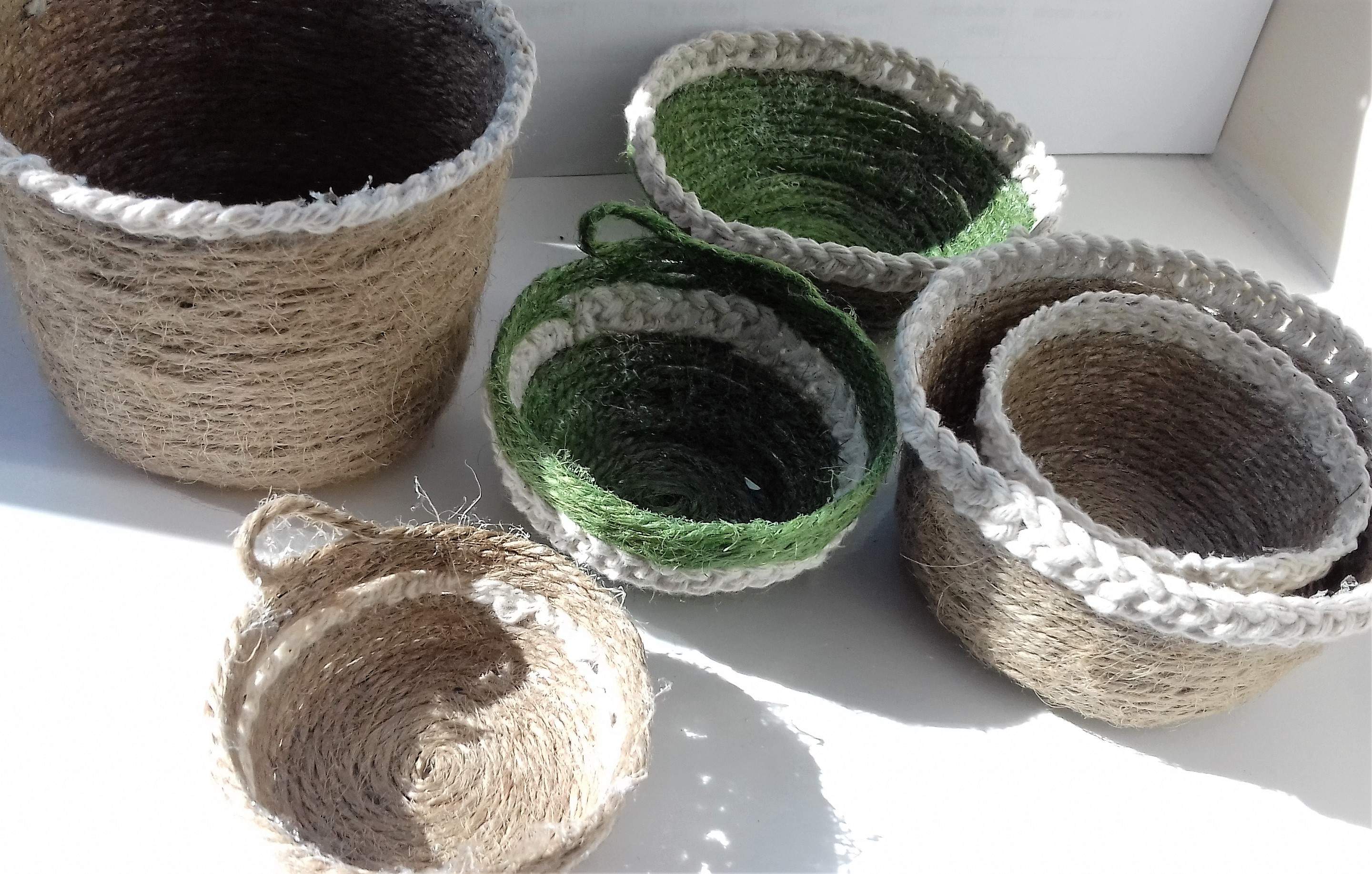 Jute, string and glue. Varying sizes.