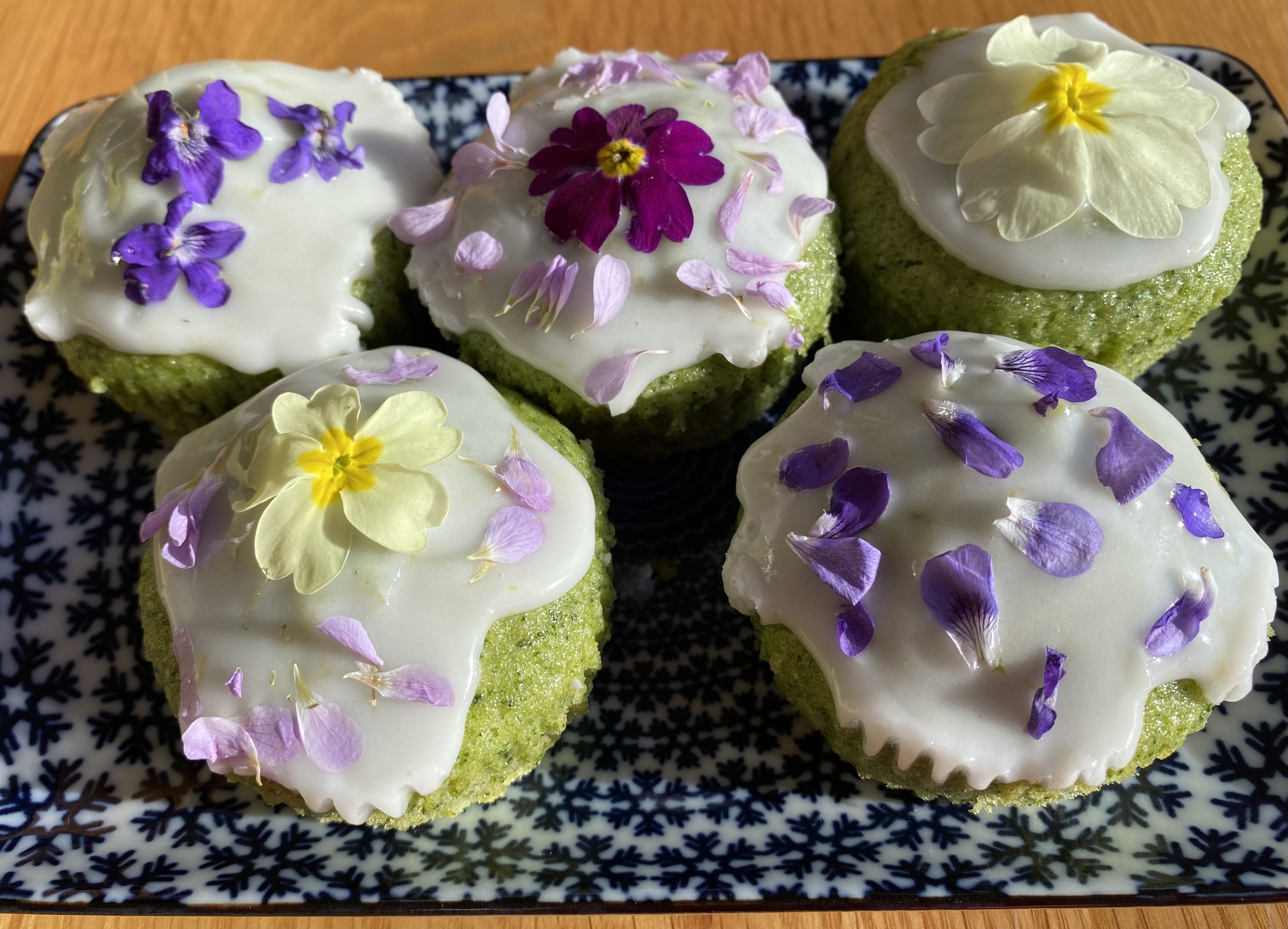 nettle and lemon cupcakes, nettle cake, edible flowers, easter cupcakes