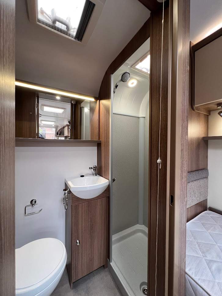 2020 Bailey Phoenix 642 Fixed Single Beds End Washroom Caravan, Motor Mover
