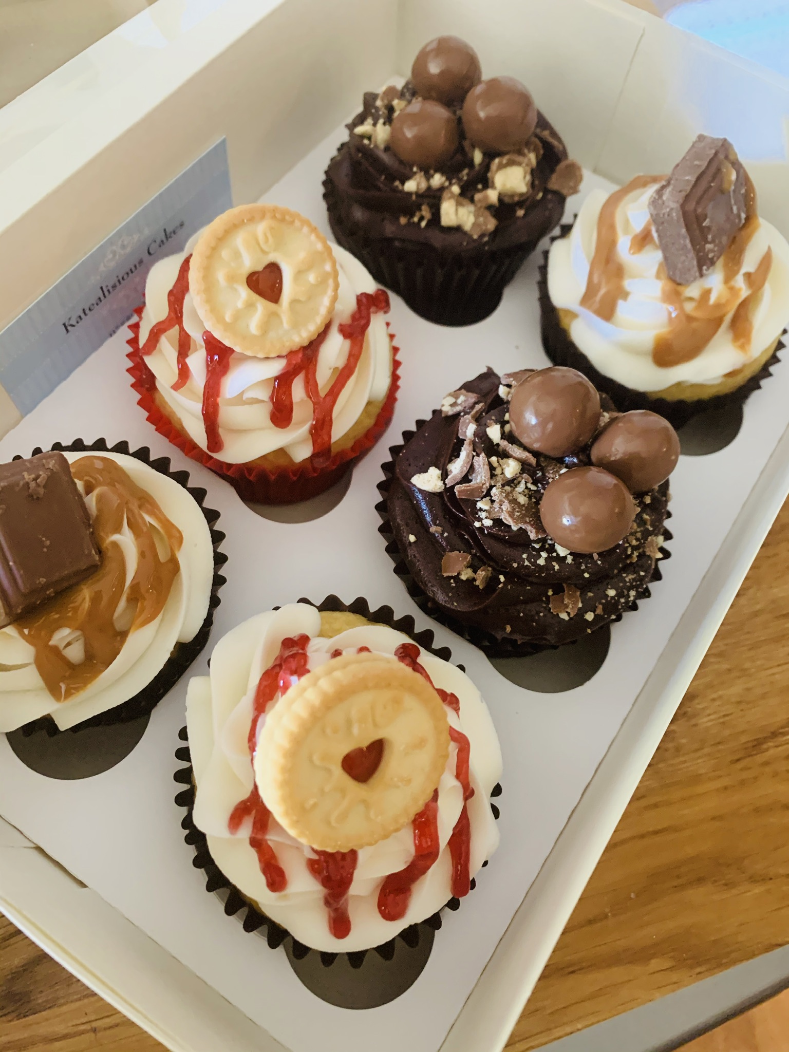 Box of 6 mixed cupcakes