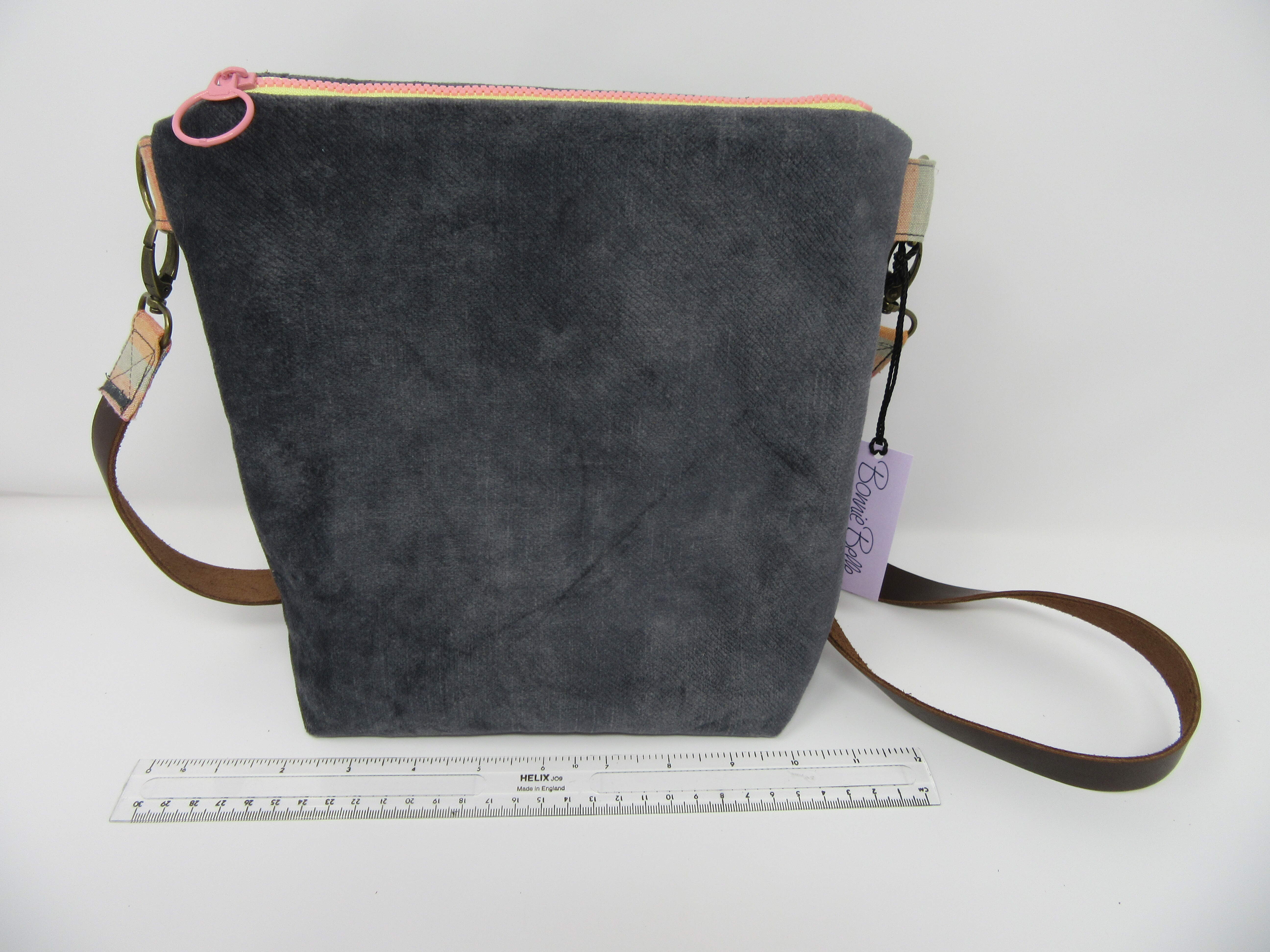 Velour bag with leather strap and pink zip