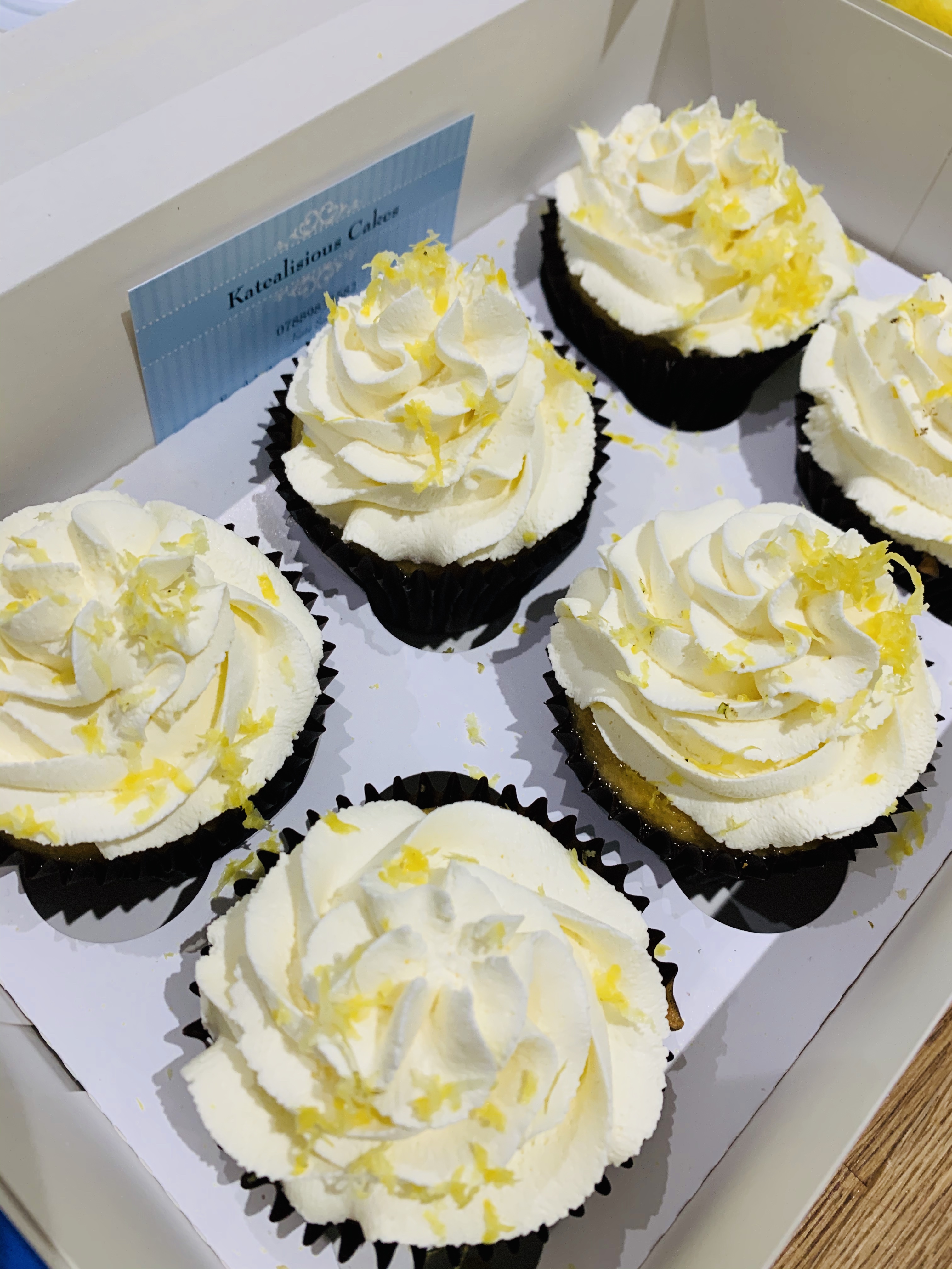 6x Lemon drizzle cupcakes with fresh cream