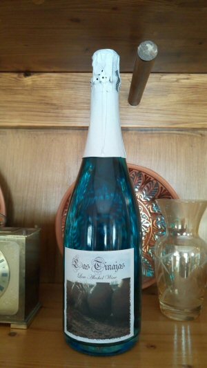 Sparkling blue wine made from Airén grape 100% natural ingredients derived from grape seeds and skin