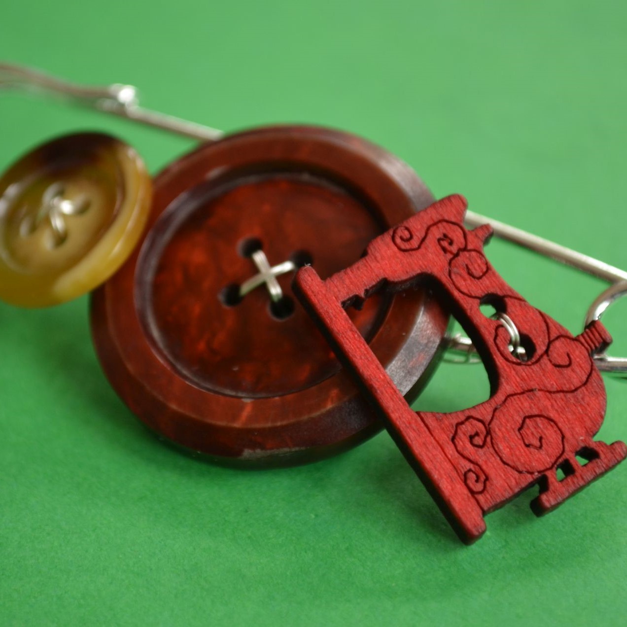 Sewing Machine Large Kilt Pin Brooch