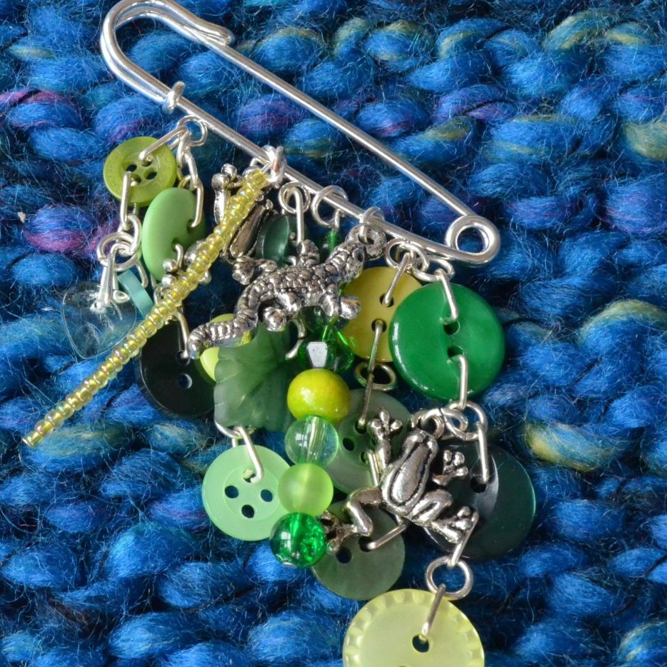 Witches Brew Cluster Charm Kilt Pin Brooch