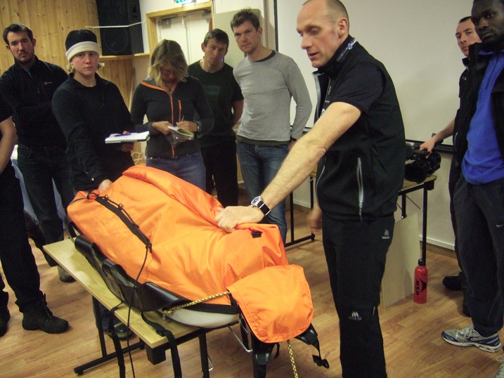 Demostration on how to pack a Pulk correctly and the importance on the weight distribution is key.