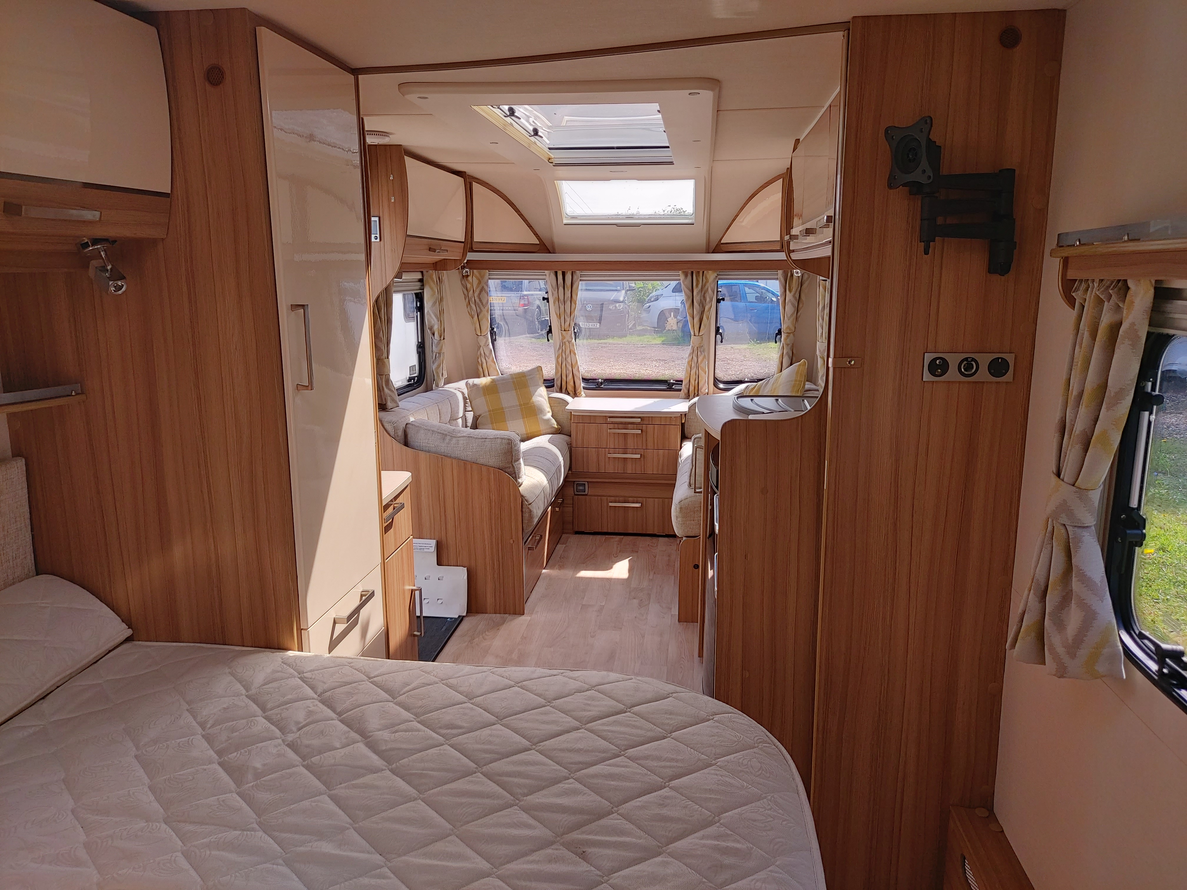 2017 Lunar Clubman Si Transverse Island Bed End W/Room Caravan,  Solar