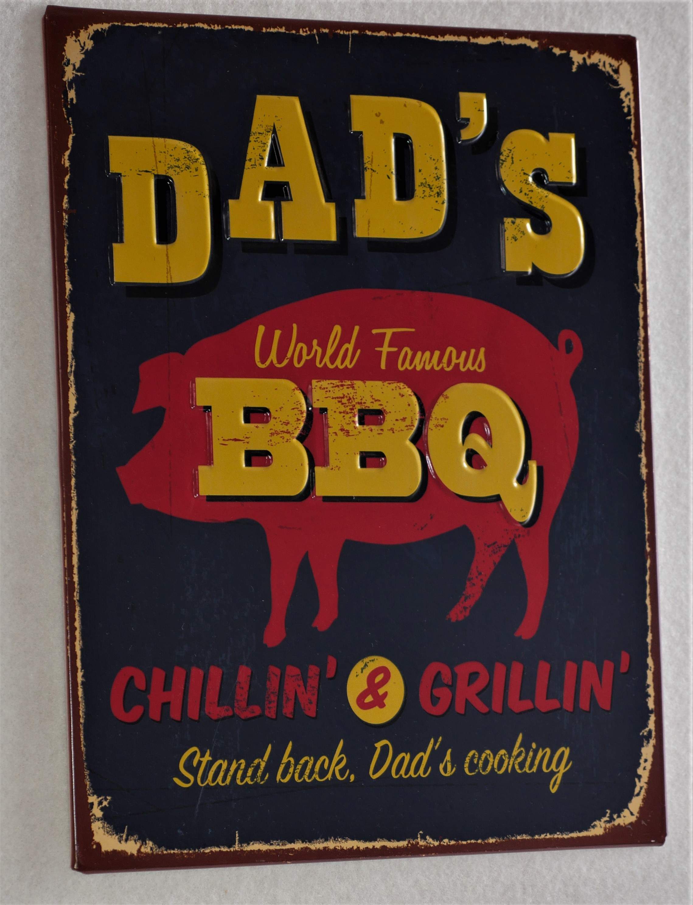 Metal Dad's barbecue wall sign.