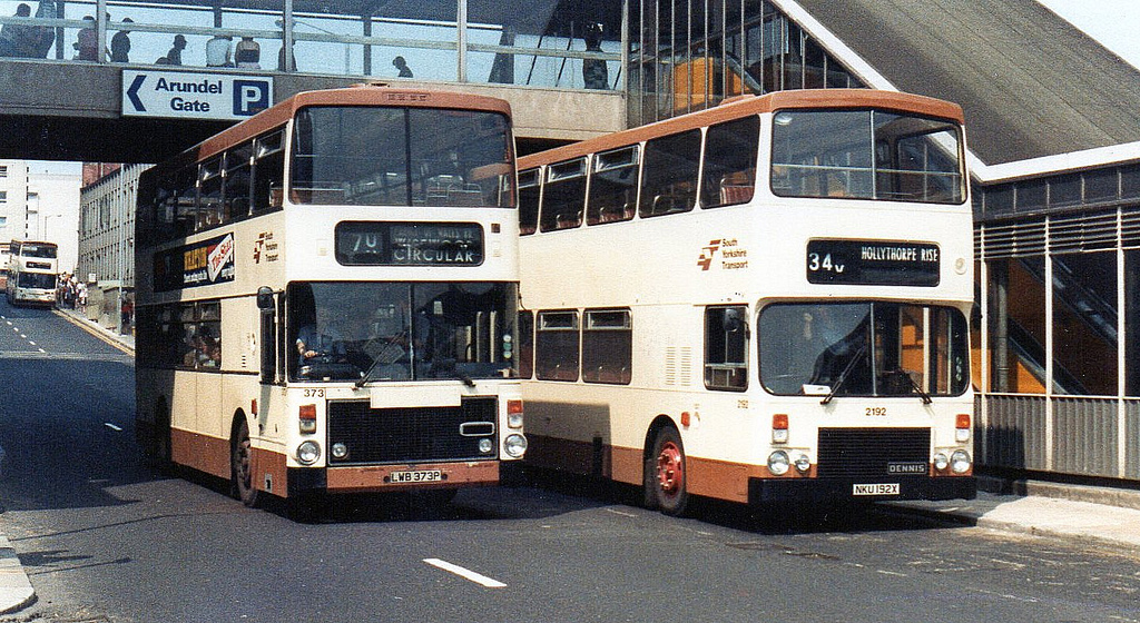 Ailsa 373 passing Dominator 2192. Black bumpers were the norm, but only black corners for the Ailsa.