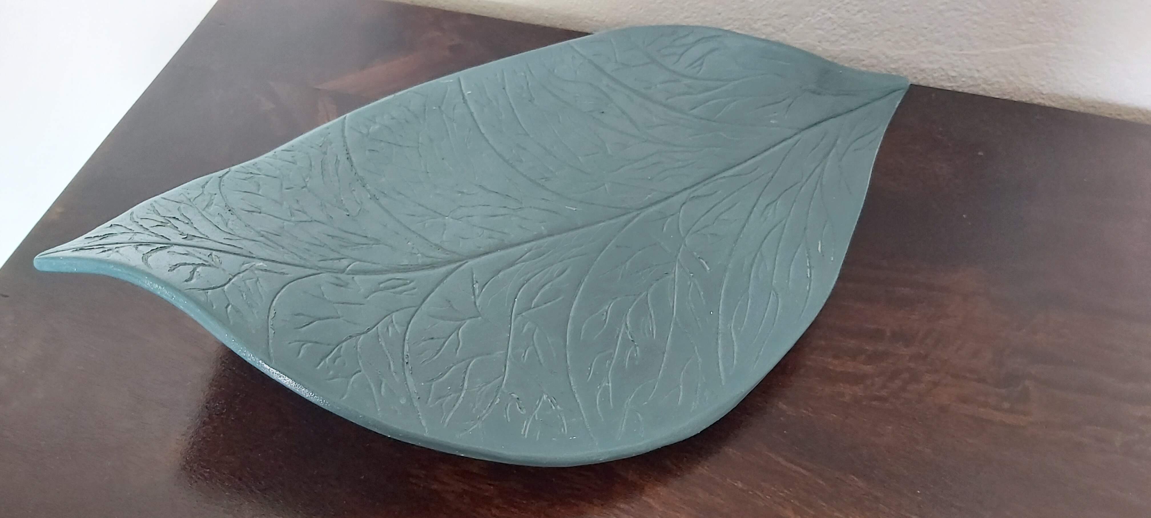 Porcelain leaf platter