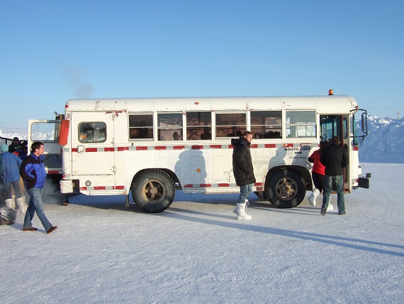 Boarding the bus and heading the short 2km journey to Resolute Bay town