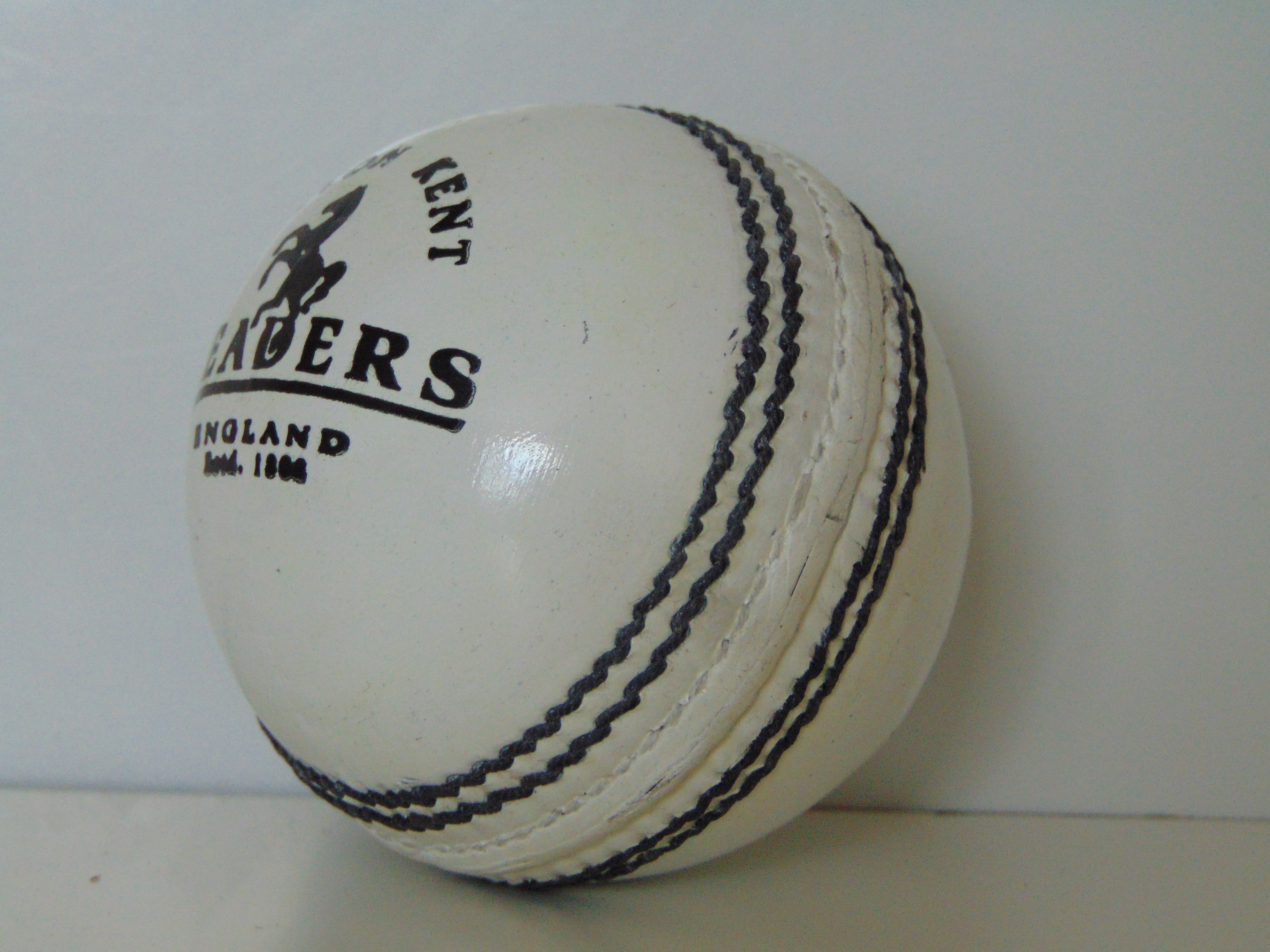 Readers Cricket Ball White County Match- Mens